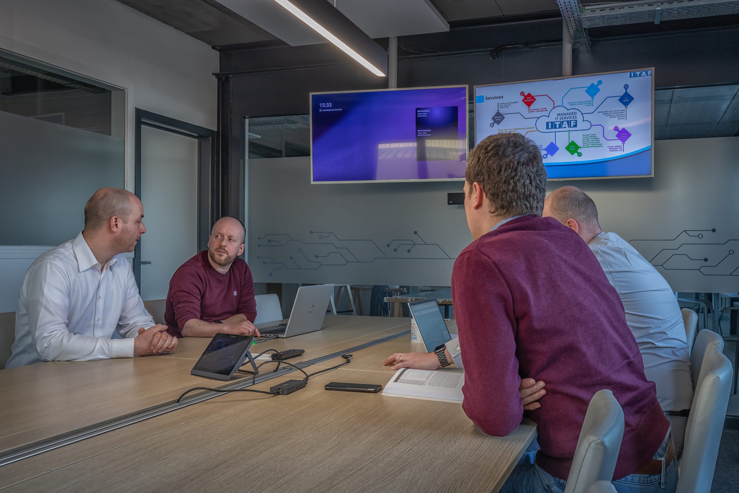 Security-specialist analyseert dreigingen op meerdere schermen