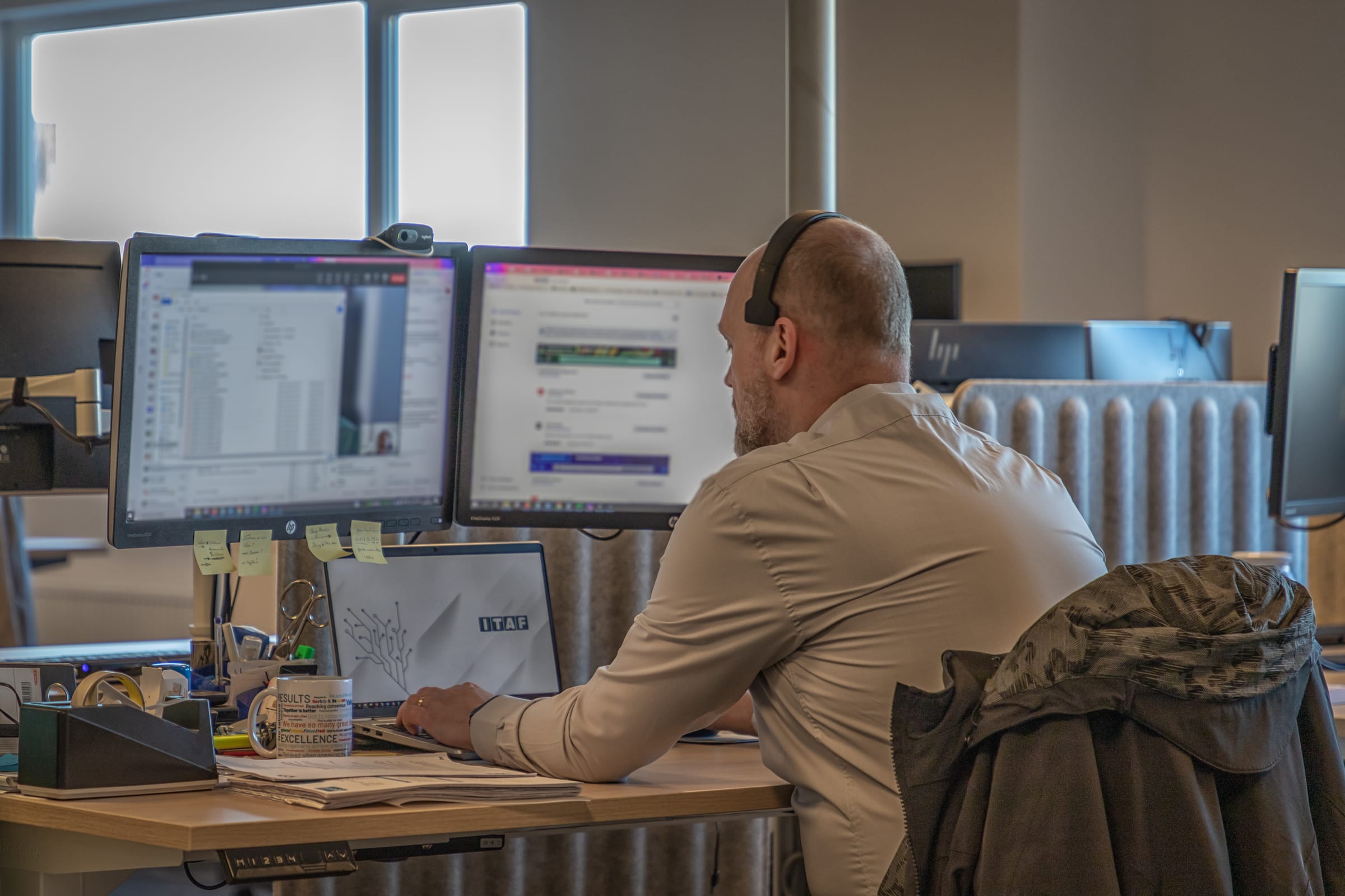 Servicedesk-medewerker helpt een gebruiker via telefoon