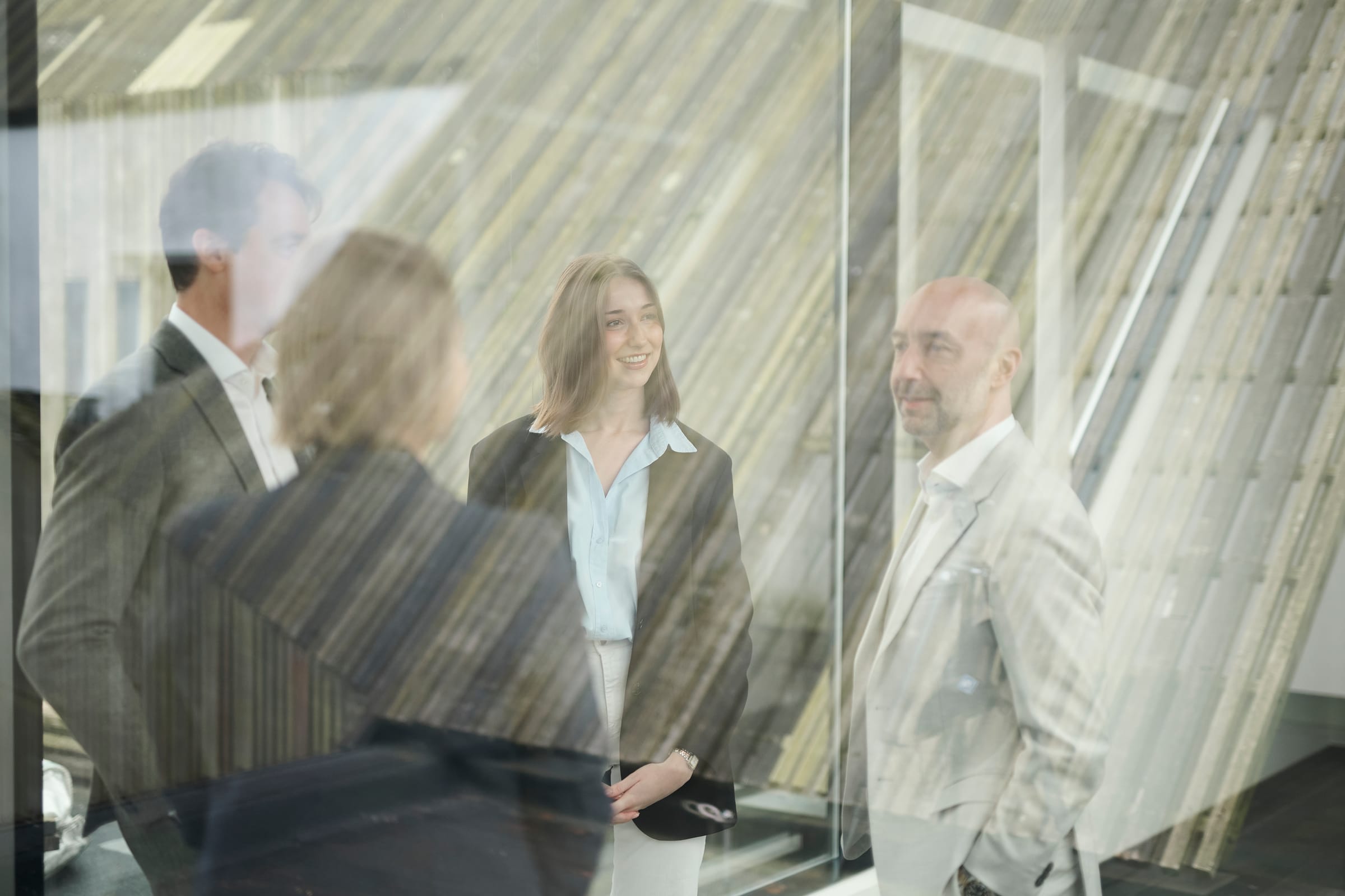 IT-professional in gesprek met collega's op kantoor