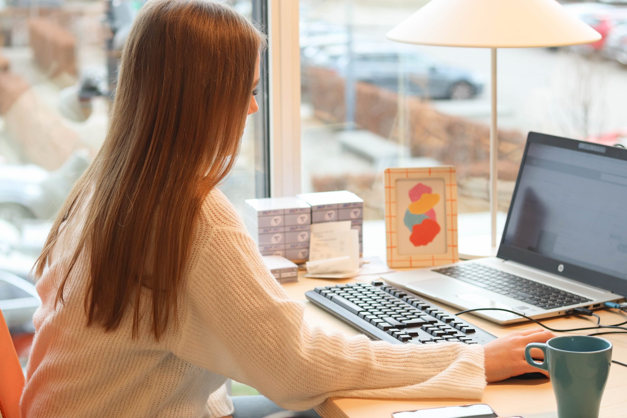 Servicedesk-medewerker geconcentreerd aan het werk achter een laptop