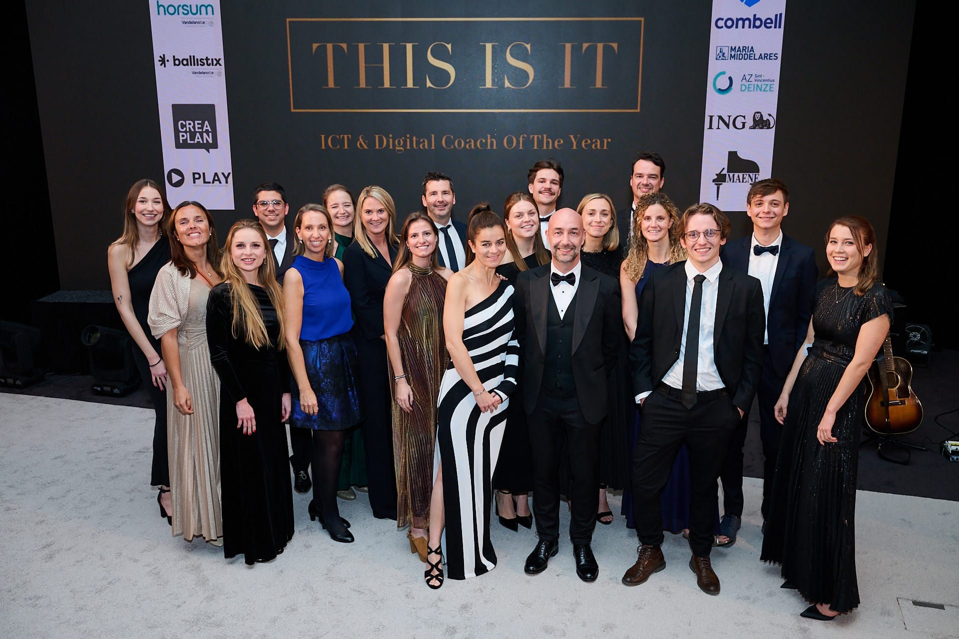 Het Amon-team op het podium na het winnen van ICT & Digital Coach Of The Year