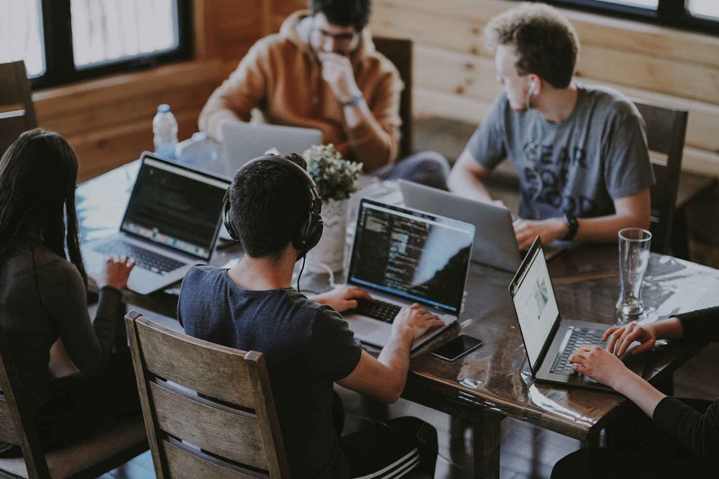 Geniki collega's werken samen aan een IT-uitdaging