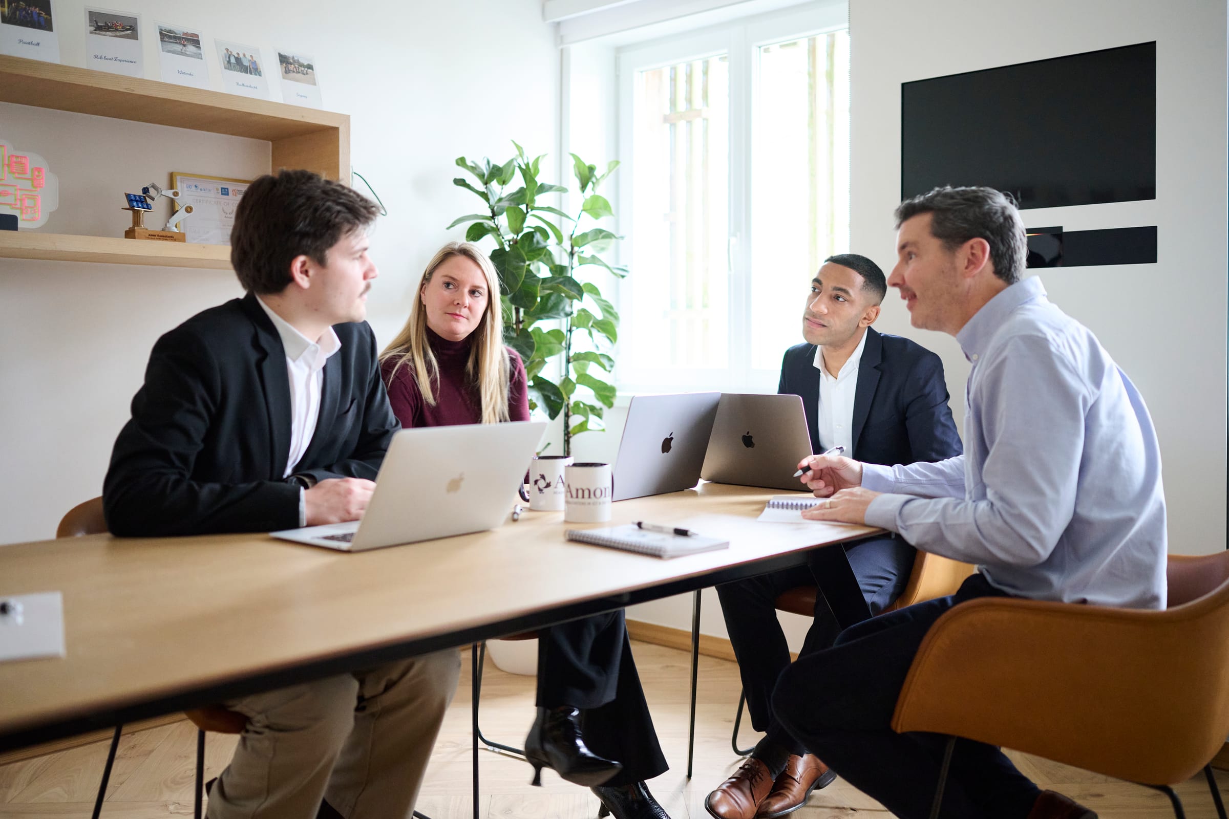 Drie collega's lachen samen