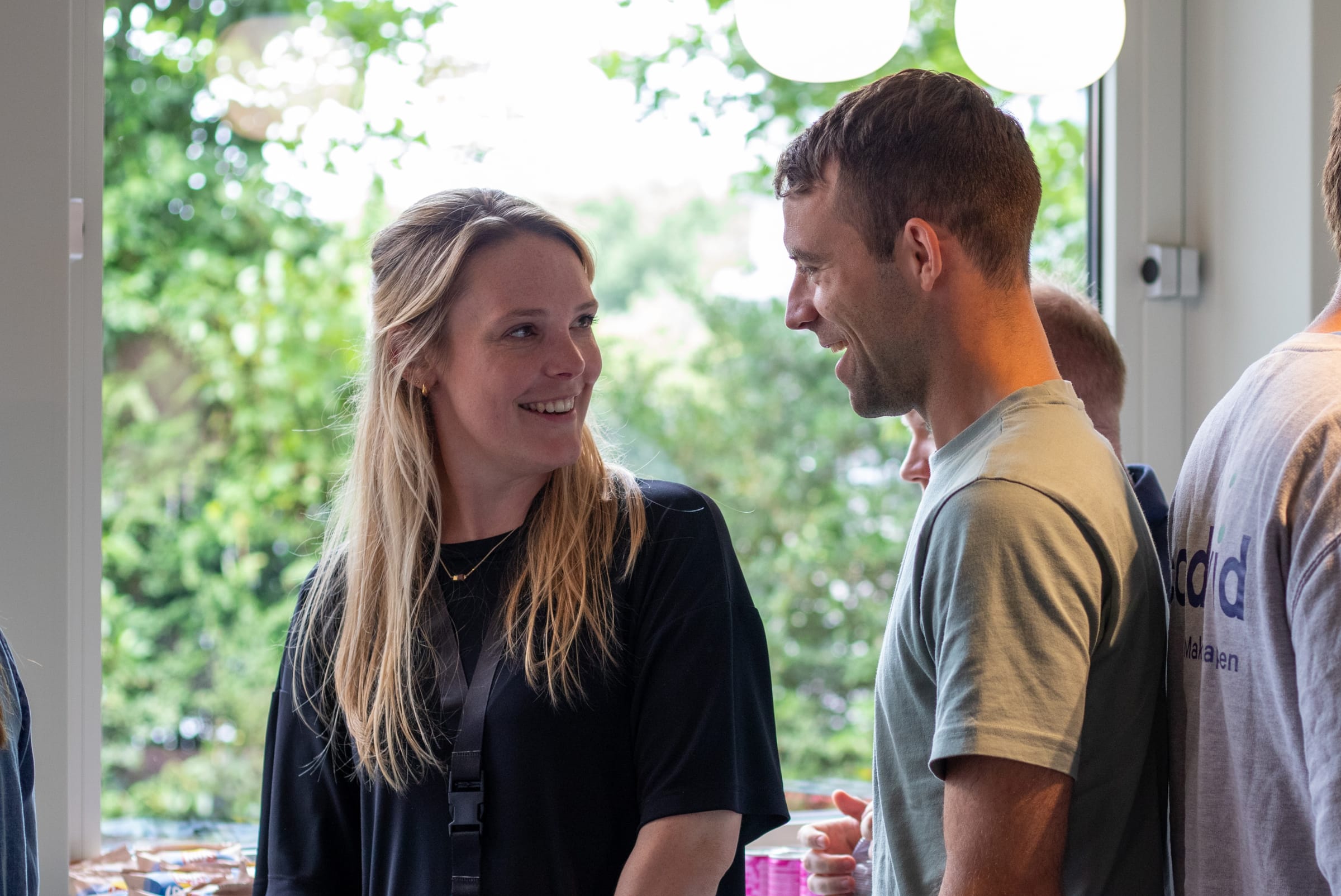 Collega's in overleg rond een groot bureau